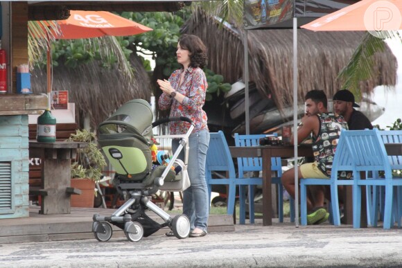 Larissa Maciel passeia com a filha, Milena, no Rio de Janeiro