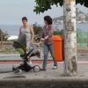 Larissa Maciel faz passeio com a filha, Milena, na orla da Barra da Tijuca, no Rio (7 de julho de 2014)