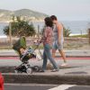 Larissa Maciel faz passeio com a filha, Milena, na orla da Barra da Tijuca, no Rio (7 de julho de 2014)