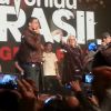 Cauã Reymond manda beijo para as fãs na Argentina
