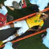 Neymar deixou o campo de maca direto para o hospital