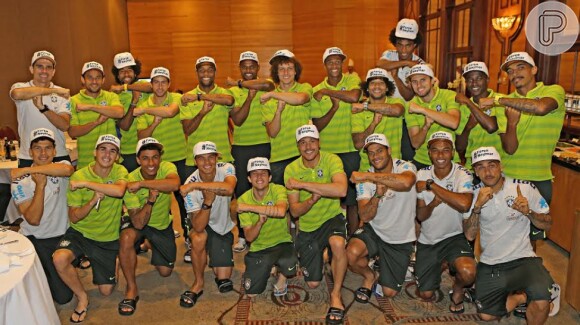 Jogadores da Seleção Brasileira fazem gesto do 'É Tóis' e usam boné com a hashtag #forçaneymar