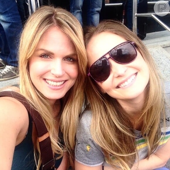 A atriz foi ao estádio do Mineirão, em Belo Horizonte, com a amiga Fernanda Rodrigues para assistir a partida