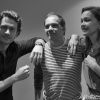Trio de 'Em Família', Gabriel Braga Nunes, Humberto Martins e Julia Lemmertz são clicados em preto e branco por Tainá Müller, de 'Em Família' em bastidores de programa da Globo