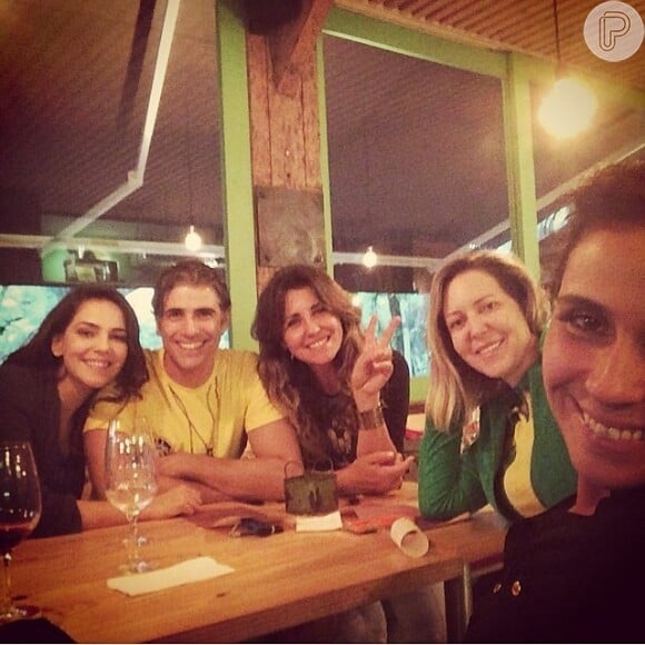 Tainá Müller, de 'Em Família', assistiu ao jogo do Brasil e Alemanha na companhia de Reynado Gianecchini no restaurante dos atores no Rio