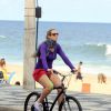 Luana Piovani pedalou na orla da praia do Leblon, Zona Sul do Rio de Janeiro