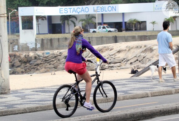 Luana Piovani pedalou sozinha, mas é sempre vista na companhia do marido, Pedro Scooby