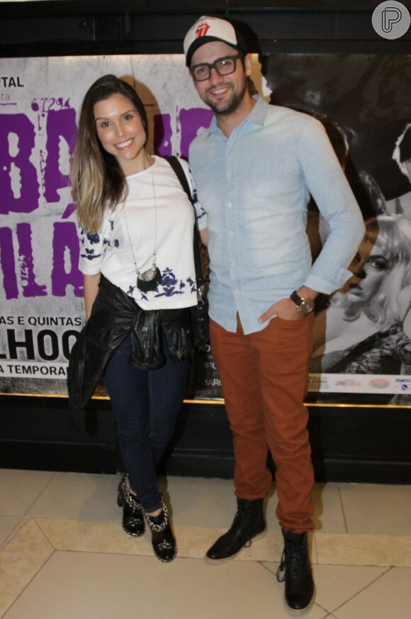 Flávia Viana e Fernando Justin vão ao teatro juntos e posam para fotos