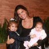 Daniella Sarahyba comemora aniversário no restaurante Rubaiyat, na Zona Sul do Rio de Janeiro. A atriz posou com as filhas Gabriela e Rafaella no colo (10 de julho de 2014)