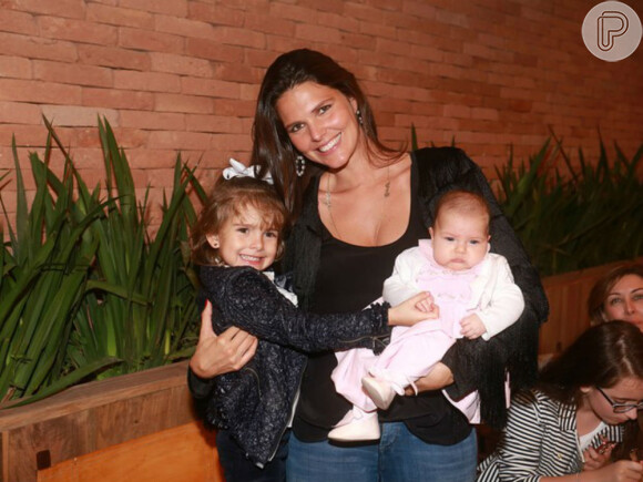 Daniella Sarahyba comemora aniversário no restaurante Rubaiyat, na Zona Sul do Rio de Janeiro. A atriz posou com as filhas Gabriela e Rafaella no colo (10 de julho de 2014)
