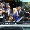 Shakira recebe o carinho dos fãs ao deixar o hotel no Rio de Janeiro