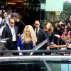 Shakira recebe o carinho dos fãs ao deixar o hotel no Rio de Janeiro