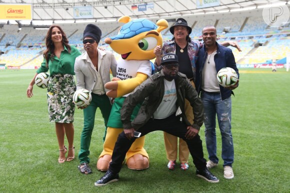 Shakira, Ivete Sangalo, Alexandre Pires, Carlinhos Brown, Carlos Santana e Wyclef Jean posam com o boneco Fuleco, mascote da Copa do Mundo