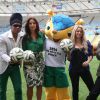 Shakira, Ivete Sangalo, Alexandre Pires, Carlinhos Brown, Carlos Santana e Wyclef Jean  se divertem no gramado do Maracanã, no Rio de Janeiro