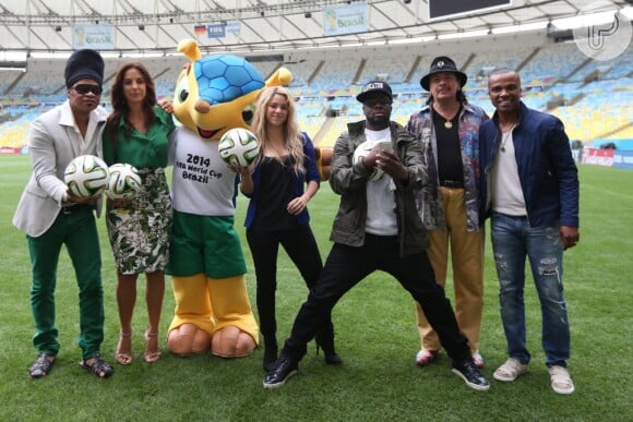 Shakira, Ivete Sangalo, Alexandre Pires, Carlinhos Brown, Carlos Santana e Wyclef Jean  se divertem no gramado do Maracanã, no Rio de Janeiro
