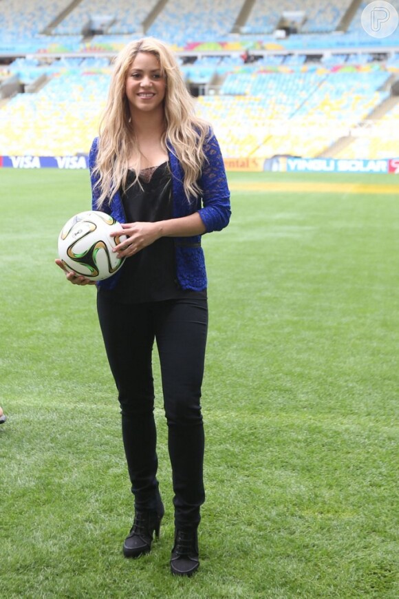 Shakira posou com simpatia para fotos no gramado do Maracanã. A artista vai cantar na final da Copa do Mundo