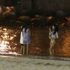 Rihanna toma drink em noite de praia acompanha de amigas no Rio