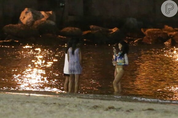 Rihanna toma drink em noite de praia acompanha de amigas no Rio