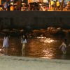 De calcinha e blusa colada, Rihanna curte noite carioca com amigas após deixar hotel no Rio