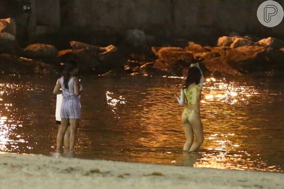 Rihanna esbanja sensualidade em noite de praia no Rio de Janeiro