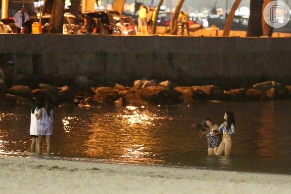 Rihanna toma banho de mar e aparece de pernas de fora em praia da Zona Sul do Rio