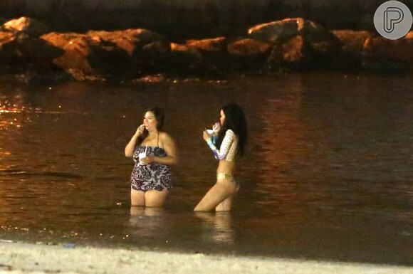 Rihanna toma drink e aproveita praia carioca; cantora seguiu para a Praia da Urca, Zona Sul do Rio de Janeiro, após deixar hotel