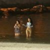 Rihanna toma banho de mar em noite de praia no Rio de Janeiro