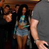 Rihanna deixou o hotel onde ficou hospedada no Rio e partiu para um passeio com as amigas