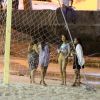 Rihanna fica à vontade em praia no Rio de Janeiro; acompanha de sua equipe, cantora foi curtir a Praia da Urca, na Zona Sul da cidade, na noite deste sábado, 12 de julho de 2014