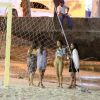 Rihanna fica à vontade em praia no Rio de Janeiro; acompanha de sua equipe, cantora foi curtir a Praia da Urca, na Zona Sul da cidade, na noite deste sábado, 12 de julho de 2014