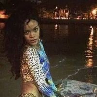 Rihanna se diverte em praia com amigas em noite no Rio de Janeiro