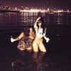 Rihanna esbanja sensualidade e se diverte à noite em praia no Rio