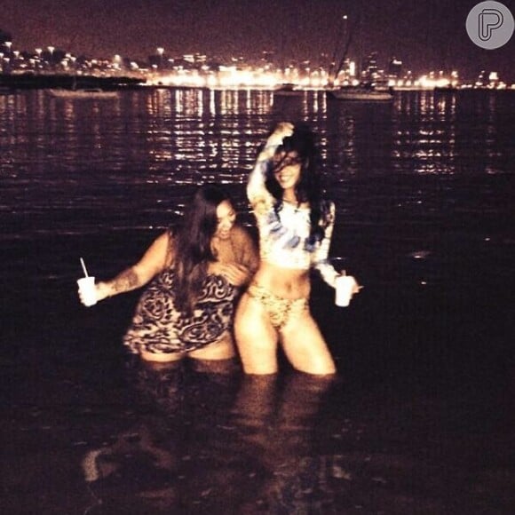 Rihanna esbanja sensualidade e se diverte à noite em praia no Rio