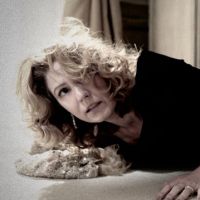 'O Rebu': Angela Mahler (Patrícia Pillar) sofre atentado após crime em sua festa