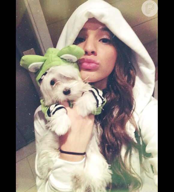 Bruna Marquezine posta foto com cachorrinho de estimação e dá bom dia a fãs