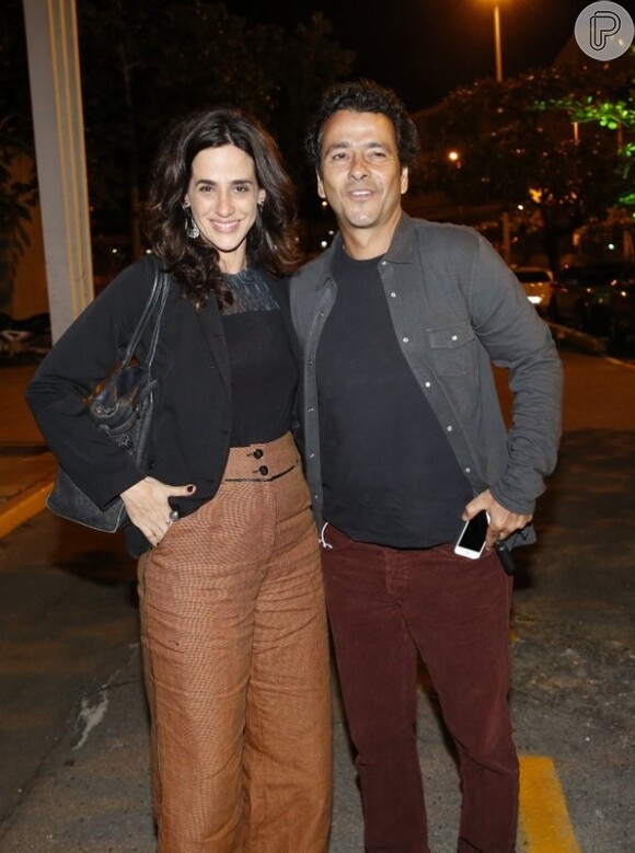 Mariana Lima posa com Marcos Palmeira na exibição do primeiro capítulo de 'O Rebu' em uma churrascaria do Rio