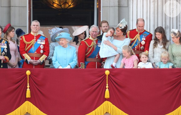 Kate Middleton pegou a pequena Charlotte no colo durante a tradicional parada militar 'Trooping The Colour', realizada em Londres, na Inglaterra, na manhã deste sábado, 9 de junho de 2018