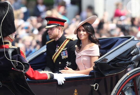 Príncipe Harry e Meghan Markle prestigiaram a tradicional parada militar 'Trooping The Colour', realizada em Londres, na Inglaterra, na manhã deste sábado, 9 de junho de 2018