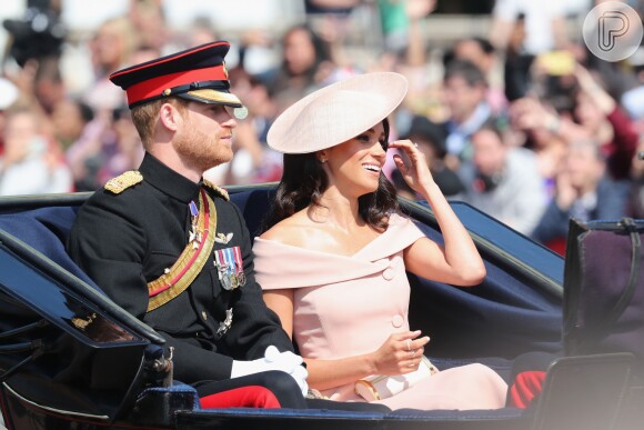 Príncipe Harry e Meghan Markle prestigiaram a tradicional parada militar 'Trooping The Colour', realizada em Londres, na Inglaterra, na manhã deste sábado, 9 de junho de 2018
