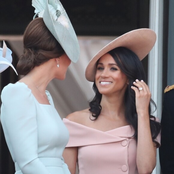 Kate Middleton e Meghan Markle conversaram na varanda do palácio de Buckingham ao prestigiarem a tradicional parada militar 'Trooping The Colour', realizada em Londres, na Inglaterra, na manhã deste sábado, 9 de junho de 2018