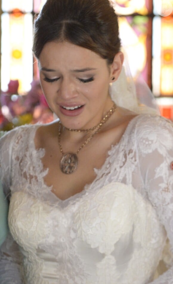 Luiza (Bruna Marquezine) se desespera ao ver o noivo agonizante depois de levar um tiro, na novela 'Em Família'