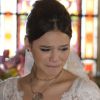 Luiza (Bruna Marquezine) fica desolada ao ver o noivo morrer em seus braços, no último capítulo da novela 'Em Família'