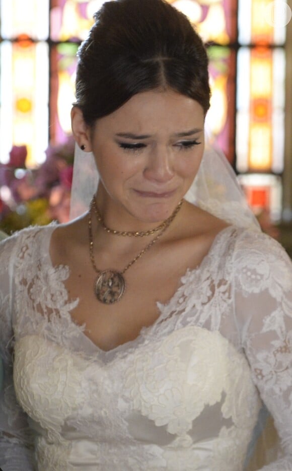 Luiza (Bruna Marquezine) fica desolada ao ver o noivo morrer em seus braços, no último capítulo da novela 'Em Família'