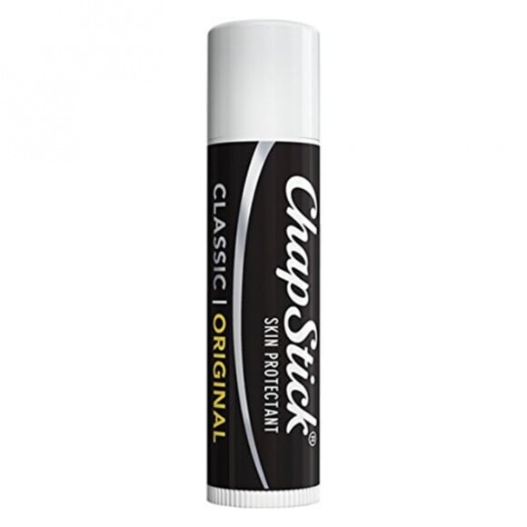 Para os lábios de Sarah Paulson, foi utilizado o hidratante labial da ChapStick que custa R$39,90 o pacote com 3 unidades