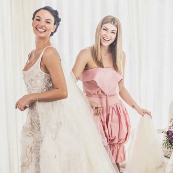 Isis Valverde usou vestido assinado pela estilista Helo Rocha, com contas translúcidas e peroladas, além do uso de peças florais 