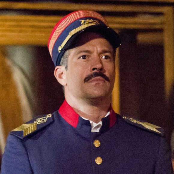 Brandão (Malvino Salvador) ouve o relato de Josephine (Christine Fernandes) e incentiva a mulher de Tibúrcio (Oscar Magrini) a revelar aos filhos que está viva na novela 'Orgulho e Paixão'