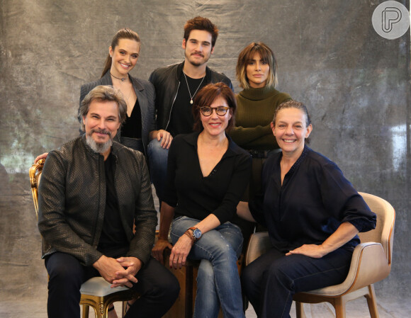 O elenco de 'O Tempo Não Para' se reuniu com a imprensa nesta terça-feira (12)