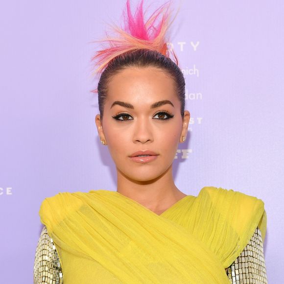 Rita Ora caprichou no delineador no 2018 Fragrance Foundation Awards, realizado no Alice Tully Hall, no Lincoln Center, em Nova York, nesta terça-feira, 12 de junho de 2018