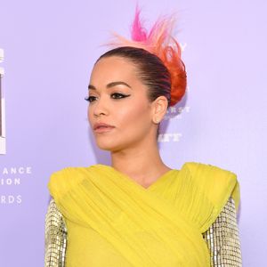 Rita Ora exibiu os fios coloridos em um coque no 2018 Fragrance Foundation Awards, realizado no Alice Tully Hall, no Lincoln Center, em Nova York, nesta terça-feira, 12 de junho de 2018