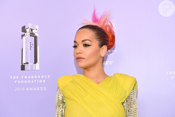 Rita Ora exibiu os fios coloridos em um coque no 2018 Fragrance Foundation Awards, realizado no Alice Tully Hall, no Lincoln Center, em Nova York, nesta terça-feira, 12 de junho de 2018